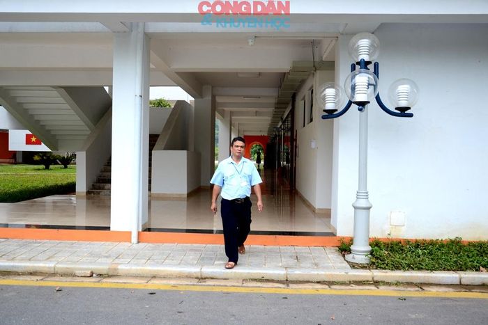 Lực lượng bảo vệ, giám sát thi tốt nghiệp tại Trường THPT Chuyên Lào Cai làm nhiệm vụ. Ảnh: Quốc Hồng