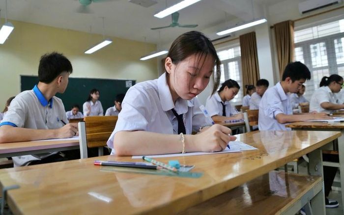 Thí sinh thi bước vào kỳ thi tốt nghiệp trung học phổ thông tại Hải Phòng - Kỳ thi sau khi thực hiện sắp xếp đơn vị hành chính theo mô hình chính quyền địa phương 2 cấp. Ảnh: Tuệ Nhi
