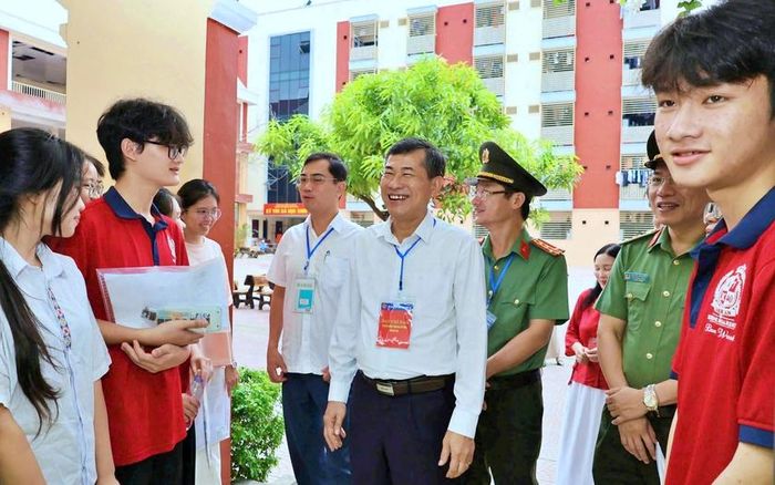 Ông Thái Văn Thành - Phó Chủ tịch Ủy ban nhân dân tỉnh Nghệ An kiểm tra trước giờ vào thi của thí sinh tại Trường Trung học Phổ thông Dân tộc Nội trú Nghệ An.