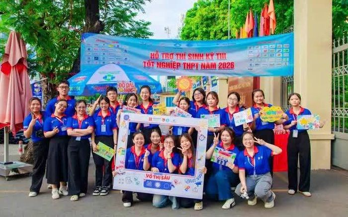 Các sinh viên tình nguyện hỗ trợ và tiếp sức cho các thí sinh.