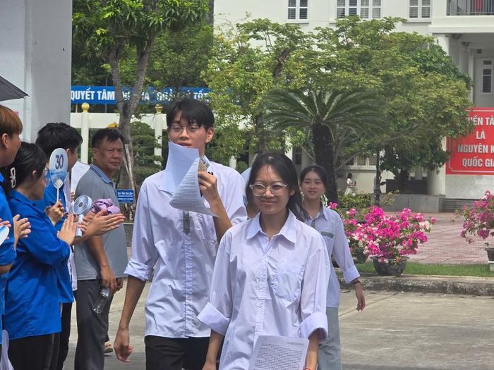 Nhiều thí sinh bày tỏ niềm vui khi làm bài thi khá tốt. Ảnh: Tuệ Nhi