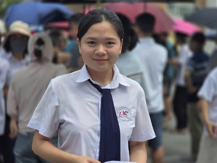 Thí sinh Nguyễn Chi Mai học sinh Trường Trung học phổ thông Chuyên Hạ Long tự tin với phần thi của mình. Ảnh: Tuệ Nhi