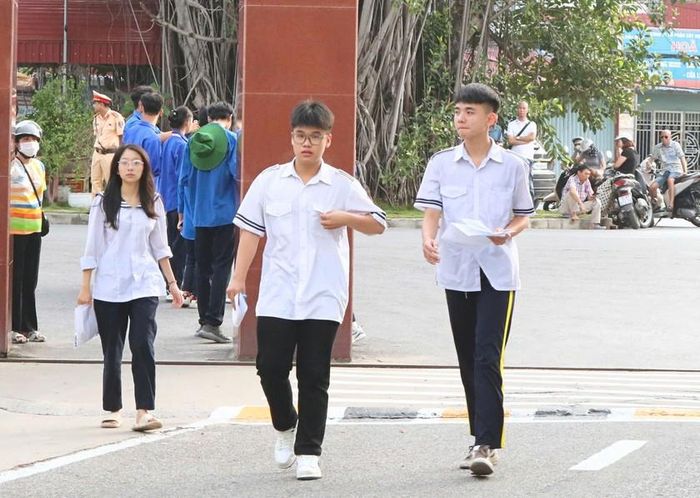 Thí sinh tại Hải Phòng rời phòng thi. Ảnh: ANHP