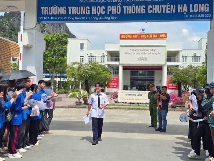 Những thí sinh đầu tiên rời phòng thi tại điểm thi Trường THPT Chuyên Hạ Long. Ảnh: Tuệ Nhi