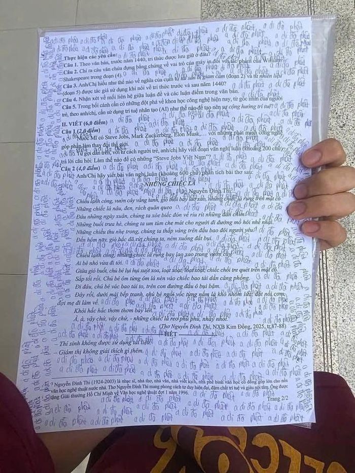 Tờ đề thi phủ kín những dòng chữ cầu nguyện của sĩ tử. Ảnh: MXH