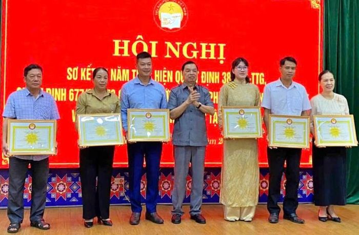 Phó Chủ tịch kiêm Tổng thư ký Hội Khuyến học Việt Nam Lê Mạnh Hùng trao Bằng khen của Trung ương Hội Khuyến học Việt Nam cho các mô hình học tập xuất sắc, tiêu biểu giai đoạn 2021-2025.