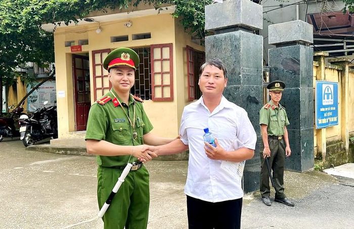 Anh Sùng A Chúng (áo trắng) tham dự kỳ thi tốt nghiệp THPT tại Điểm thi Trường PTDT nội trú Văn Bàn. Ảnh: CTV