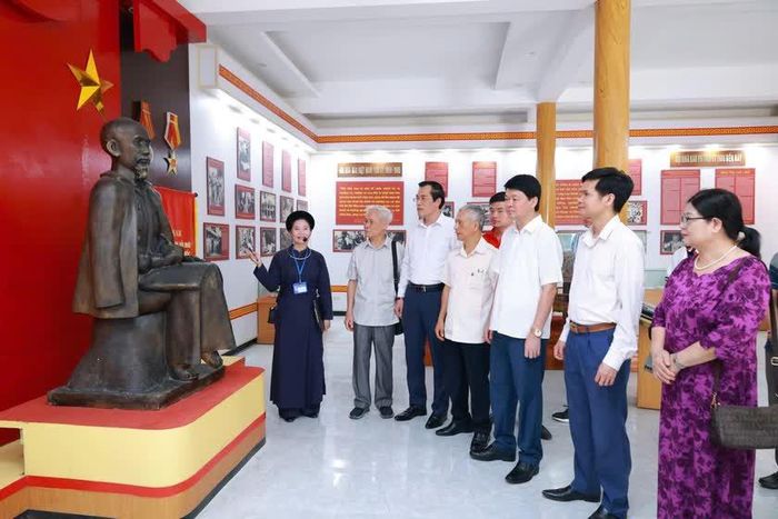 Tại địa điểm nơi ra đời Hội Nhà báo Việt Nam, các hội viên, nhà báo được nghe giới thiệu về những dấu mốc quan trọng trong quá trình hình thành và phát triển của tổ chức Hội.