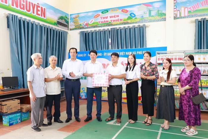 Hội Nhà báo Tỉnh Thái Nguyên trao tặng sách, báo, tạp chí cho thư viện và nhà văn hóa xã Phú Đình.