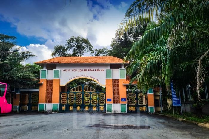 Khu di tích lịch sử rừng Kiến An được UBND tỉnh Bình Dương cũ công nhận là Di tích Cách mạng cấp tỉnh ngày 2/6/2004, ghi dấu nhiều hoạt động kháng chiến.