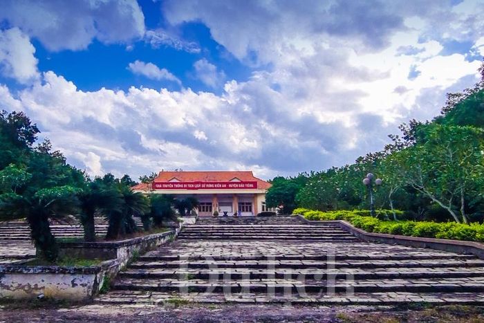 Phía trước Nhà trưng bày là khoảng sân rộng giữa rừng xanh, tạo không gian trang nghiêm, giúp du khách tìm hiểu lịch sử và tưởng nhớ thế hệ đi trước.