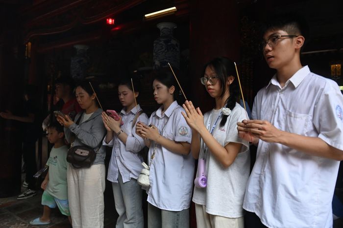 Những ngày thi THPT, Văn Miếu - Quốc Tử Giám đón hàng nghìn sĩ tử và phụ huynh từ khắp nơi về dâng hương, tham quan và gửi gắm những ước nguyện tốt đẹp trước dấu mốc quan trọng của cuộc đời.