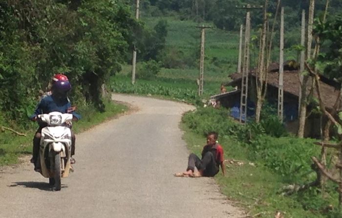 Người đàn ông vùng cao say rượu ngồi bên vệ đường tiềm ẩn nhiều nguy cơ mất an toàn.