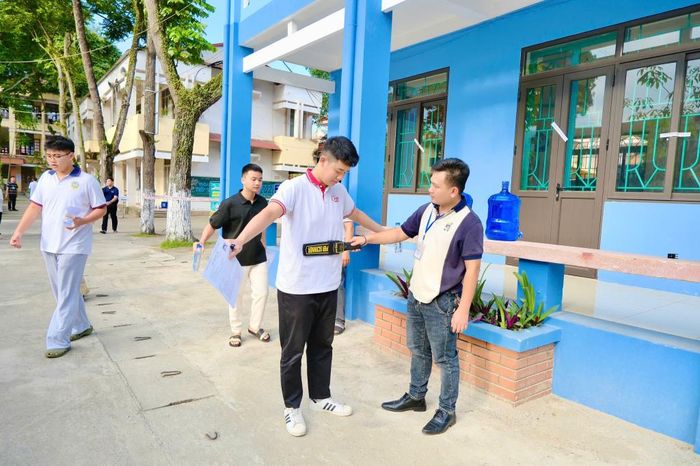  Thí sinh Trường THPT Thành phố thực hiện kiểm tra bằng thiết bị dò quét nhằm phát hiện các thiết bị điện tử trước khi vào phòng thi. 