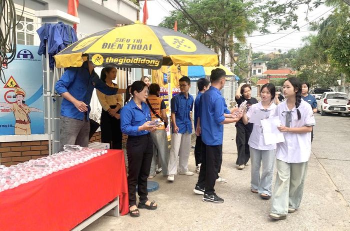 Đoàn viên, thanh niên trao nước uống và vật dụng cần thiết cho thí sinh trước giờ thi.