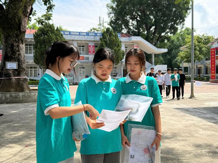 Em Nguyễn Tú Quyên (đứng giữa) cùng các bạn thảo luận về đề thi.