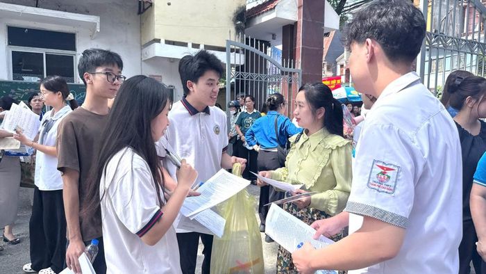 Giáo viên bộ môn thảo luận với các thí sinh về đề thi môn Ngữ văn năm 2026 sau khi hoàn thành thời gian thi.