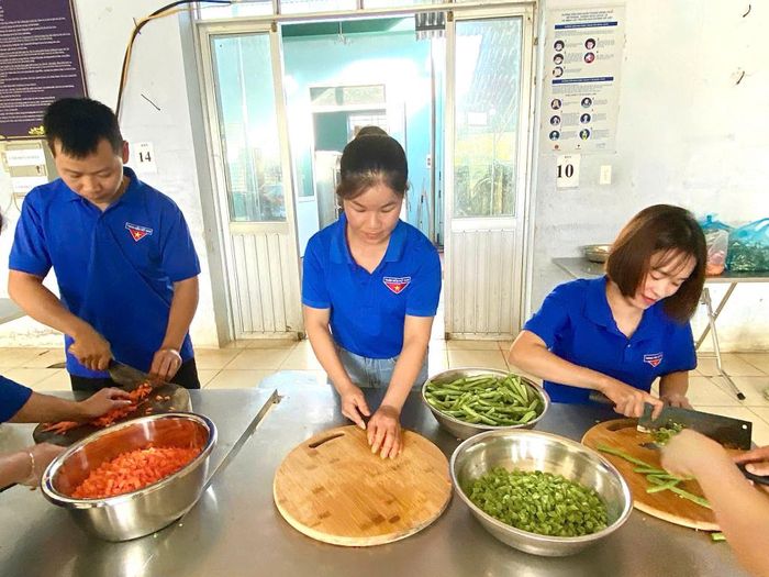 Các tình nguyện viên xã Phục Hòa chuẩn bị các suất cơm tiếp sức thí sinh trong ngày thi đầu tiên.