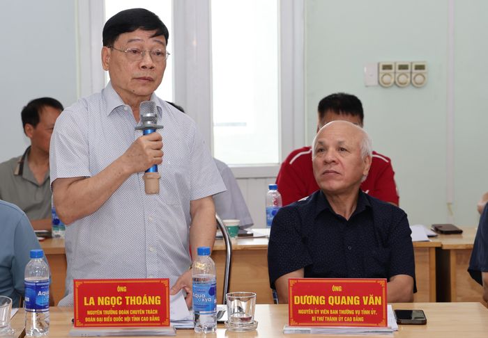 Ông La Ngọc Thoáng, Nguyên Phó trưởng đoàn chuyên trách Đoàn đại biểu Quốc hội tỉnh phát biểu ý kiến tại hội nghị.