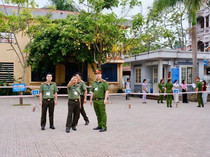 Đoàn kiểm tra tại điểm thi Trường THPT Chuyên.