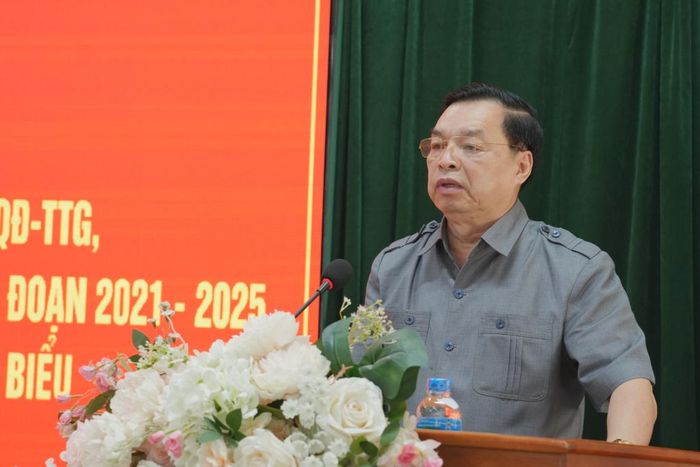 Đồng chí Lê Mạnh Hùng, Phó Chủ tịch kiêm Tổng Thư ký Trung ương Hội Khuyến học Việt Nam phát biểu tại hội nghị.