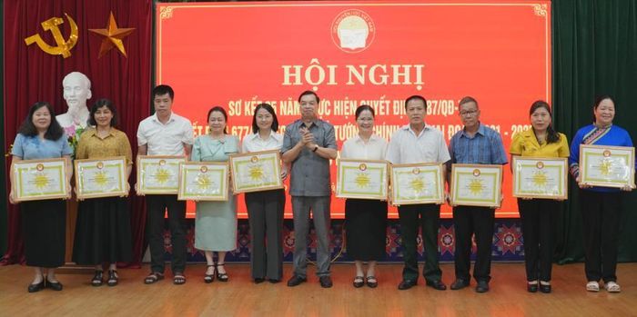 Lãnh đạo Trung ương Hội Khuyến học Việt Nam trao bằng khen, giấy khen cho các tập thể, cá nhân của tỉnh có thành tích xuất sắc trong công tác khuyến học, khuyến tài, giai đoạn 2021 - 2025.