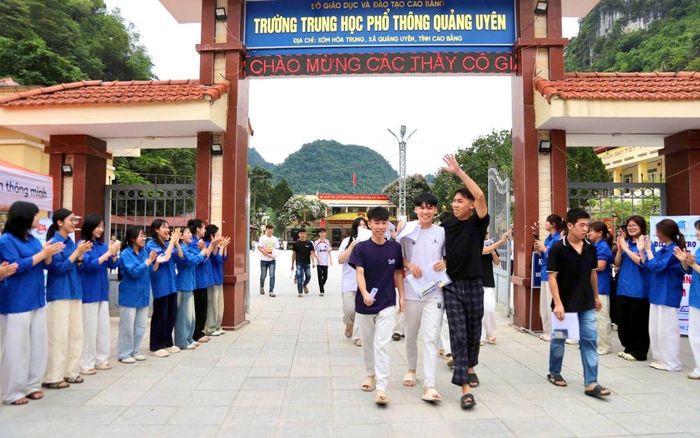 Các thí sinh tại điểm thi THPT Quảng Uyên phấn khởi rời điểm thi sau khi hoàn thành bài thi môn Toán.