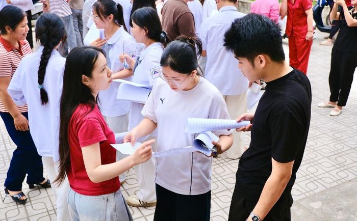 Các em học sinh tại điểm thi THPT chuyên thảo luận về đề thi.