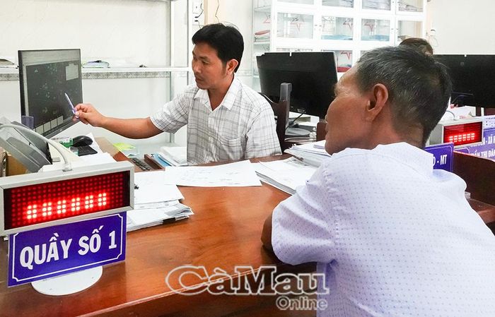 Công chức địa chính xã Vĩnh Thanh cùng người dân đối chiếu thông tin thửa đất trên bản đồ địa chính số. Ðây là một trong những bước quan trọng nhằm bảo đảm dữ liệu đất đai được cập nhật chính xác trước khi đưa vào hệ thống.