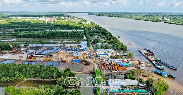 Cao tốc Cái Nước - Đất Mũi tại khu vực cầu vượt sông Cửa Lớn. Ảnh: THANH MINH