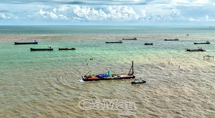 Các dự án hạ tầng kết nối Cảng tổng hợp lưỡng dụng Hòn Khoai đang được xúc tiến, tạo động lực mới cho kinh tế biển Cà Mau. Ảnh: THANH MINH