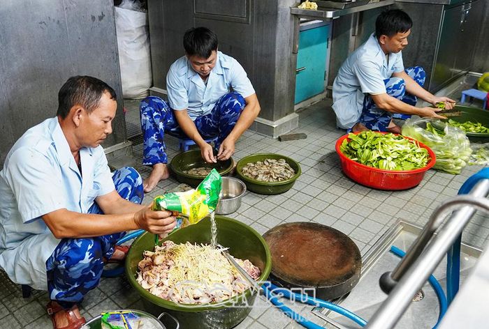 Các “anh nuôi” trên Tàu CSB 8005 dậy từ sớm để chuẩn bị thực phẩm, chế biến các bữa ăn phục vụ đại biểu và cán bộ, chiến sĩ.