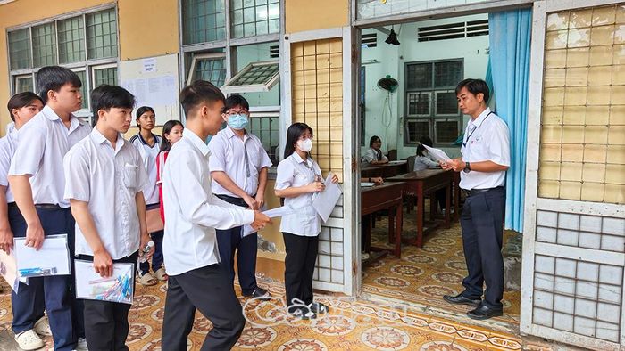 Các sĩ tử làm thủ tục bước vào phòng thi.