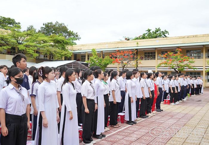 Các sĩ tử làm lễ chào cờ trong lễ khai mạc Kỳ thi tốt nghiệp THPT năm 2026 tại Trường THPT Hồ Thị Kỷ.