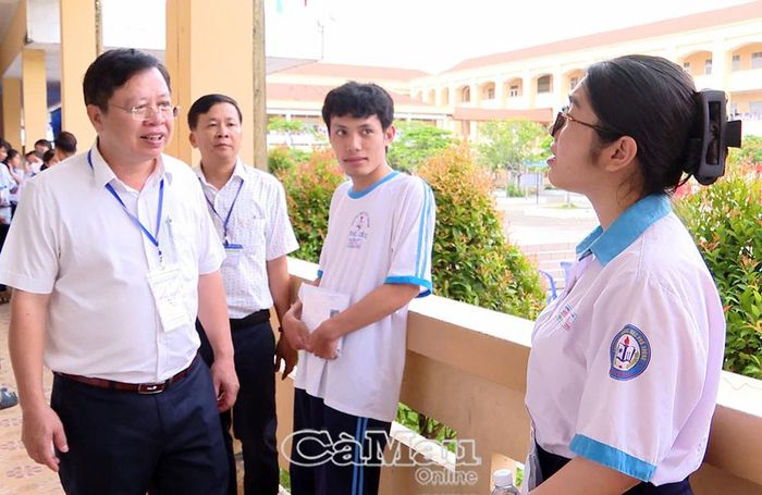 Giám đốc Sở GD&amp;ĐT tỉnh Cà Mau Nguyễn Văn Nguyên động viên thí sinh trước khi vào phòng thi.