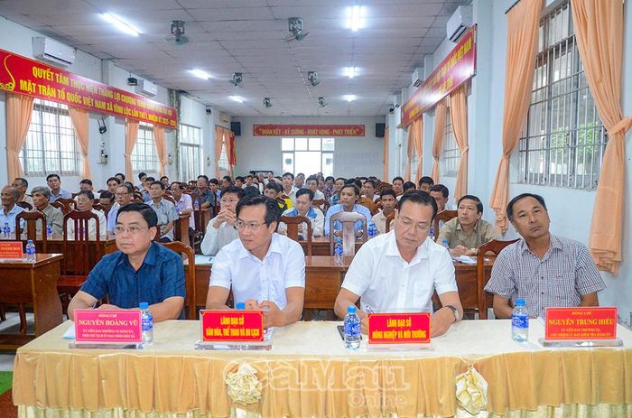 lãnh đạo sở, ngành, địa phương và đông đảo cử tri xã Vĩnh Lộc tham dự buổi tiếp xúc cử tri.