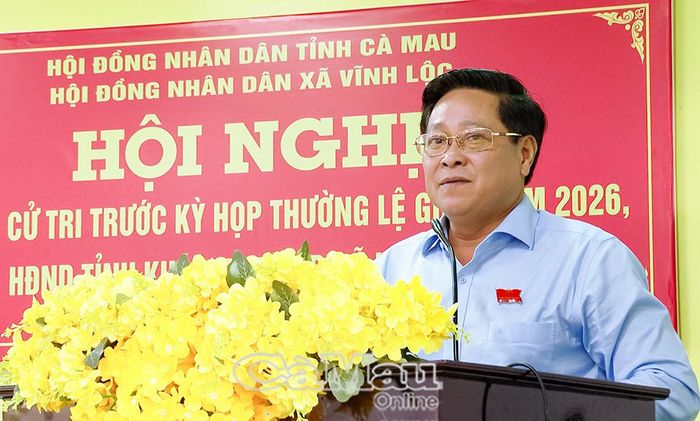 Đồng chí Bùi Tấn Bảy, Ủy viên Ban Thường vụ Tỉnh ủy, Phó Chủ tịch HĐND tỉnh phát biểu tại buổi tiếp xúc cử tri xã Vĩnh Lộc.
