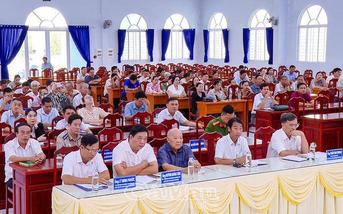 Đông đảo cử tri phường Giá Rai tham dự buổi tiếp xúc.