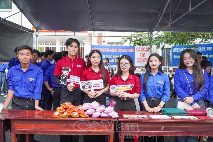Lực lượng tiếp sức mùa thi hỗ trợ thí sinh và phụ huynh trong ngày thi đầu tiên.