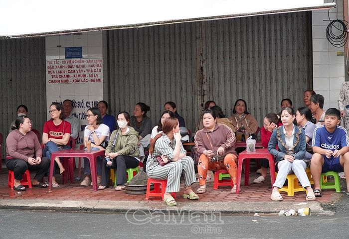 Sự quan tâm, đồng hành và ánh mắt đầy lo lắng của phụ huynh trong thời gian chờ con làm bài thi.