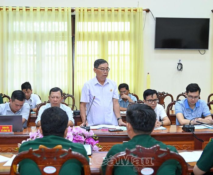  Đại diện Hội Cựu chiến binh tỉnh trao đổi các giải pháp bảo đảm an toàn trong quá trình lấy mẫu hài cốt liệt sĩ.