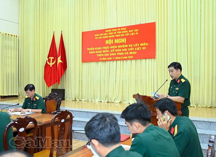  Trung tá Lê Thanh Sang, Phó Chủ nhiệm Chính trị Bộ Chỉ huy Quân sự tỉnh triển khai quyết định của UBND tỉnh về việc thành lập Tổ công tác liên ngành thực hiện lấy mẫu, bàn giao và số hóa dữ liệu hài cốt liệt sĩ.