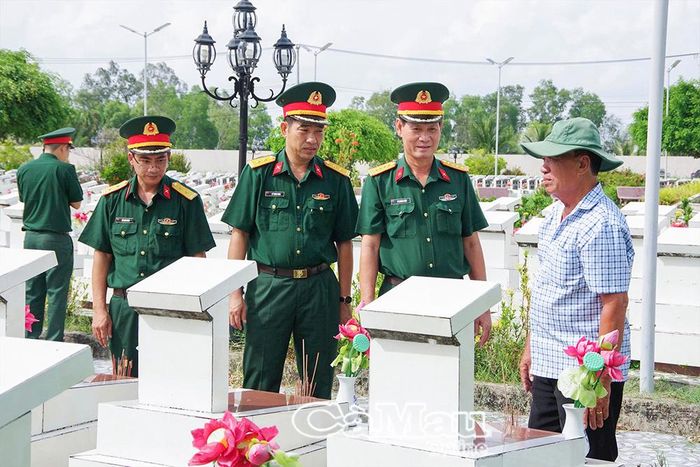 Thủ trưởng Bộ Chỉ huy Quân sự tỉnh khảo sát tại Nghĩa trang liệt sĩ Xã Trần Văn Thời, chuẩn bị cho công tác lấy mẫu, bàn giao và số hóa dữ liệu hài cốt liệt sĩ.