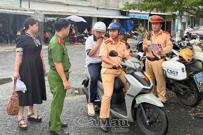 Cán bộ Phòng CSGT (Công an tỉnh) hỗ trợ em Ngô Diễm My đến điểm thi Trường THPT Nguyễn Việt Khái (Phường Lý Văn Lâm) đúng giờ, an toàn.