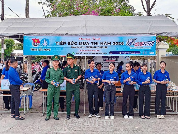 Chi đoàn Hải đội Biên phòng 2 (Bộ đội Biên phòng tỉnh Cà Mau)) phối hợp Đoàn phường Bạc Liêu và các Chi hội Sinh viên Trường Đại học Bạc Liêu tổ chức chương trình “Tiếp sức mùa thi” tại Trường THPT Bạc Liêu.