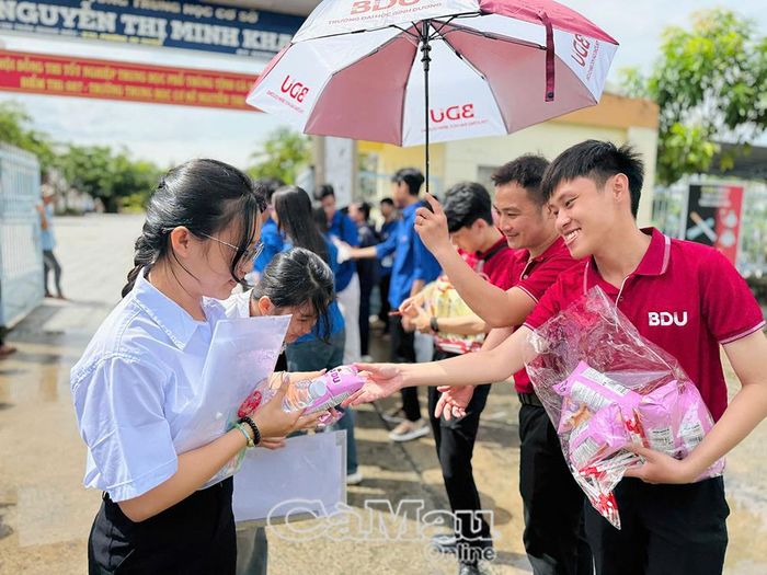 Không chỉ trao những hỗ trợ, các tình nguyện viên còn trao cả nụ cười tạo sự thoải mái, tự tin cho thí sinh tham gia kỳ thi quan trọng.