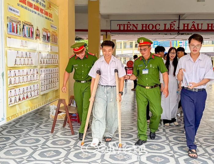 Thí sinh Lê Đăng Khoa (Lớp 12A6, Trường THPT Hồ Thị Kỷ) được lực lượng công an hỗ trợ rời trường thi.