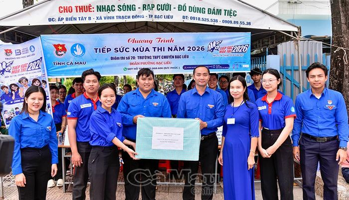  Bí thư Tỉnh đoàn Phạm Tuấn Tài (thứ tư từ phải sang) tặng quà cho đội “Tiếp sức mùa thi” tại điểm thi Trường THPT chuyên Bạc Liêu.