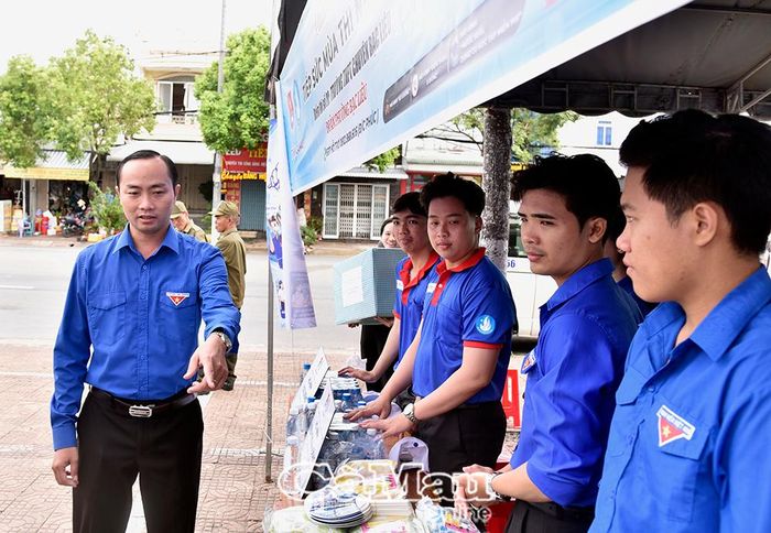Bí thư Tỉnh đoàn Phạm Tuấn Tài yêu cầu đội hình “Tiếp sức mùa thi” tại điểm Trường THPT chuyên Bạc Liêu bổ sung đầy đủ vật dụng để kịp thời hỗ trợ thí sinh.