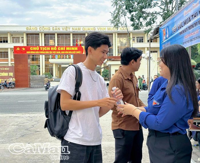  Tình nguyện viên “Tiếp sức mùa thi” hỗ trợ nước suối cho thí sinh.